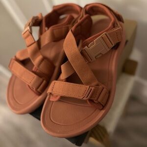 Teva pink Hurricane Verge - Women’s 8